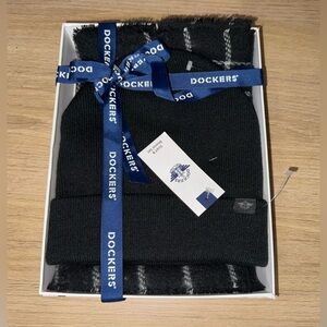 NWT DOCKERS Black & White Knit Beanie & Scarf Gift Set. Size Adult.
